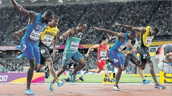  ?? FOTO: AP ?? Justin Gatlin, primero por la izquierda, durante la final de 100 metros lisos del pasado Mundial de Londres en el que derrotó a Christian Coleman y al gran favorito Usain Bolt