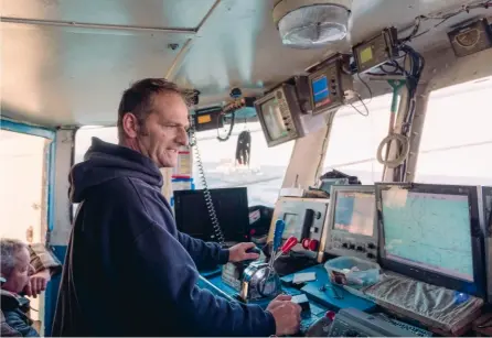  ??  ?? Gaëtan Jaulin est aux commandes du Bozo, un chalutier de 12,30 mètres. Le tableau de bord aligne les écrans. Parmi eux, un sonar qui signale la présence de sardines évoluant en banc sous la coque. Il faut qu’elles soient nombreuses pour que le chalut soit tendu. Les bons jours, le Bozo et son bateau binôme le P’tit Lou rentrent au port lestés de 2 tonnes de poissons.