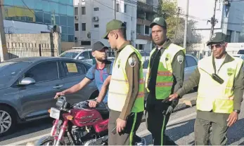  ?? ?? Los agentes de Digesett continuaro­n ayer deteniendo a motoristas que violan la ley.