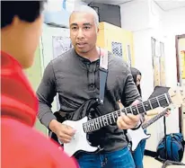  ?? FLORESCU FOR NEWS ?? Bernie Williams’ post-yankee life is filled with music, performing or, here, working for better access to music education through programs like Little Kids Rock and Turnaround Arts.