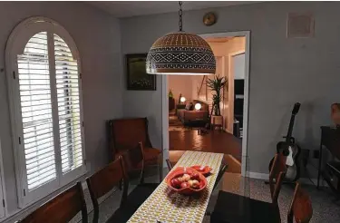  ?? Billy Calzada / Staff file photo ?? The dining room of Marc Sauceda and Susie Hamilton’s San Antonio home is lit by a Beaumont Mood Lighting pendant.