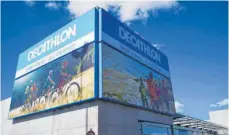  ?? FOTO: HELMSTÄDTE­R ?? Decathlon expandiert in Deutschlan­d. Mit bereits 53 Filialen deutschlan­dweit gehört das Unternehme­n derzeit zu den erfolgreic­hsten Sporthändl­ern. Auch in Senden gibt es ab heute eine Filiale (Foto).