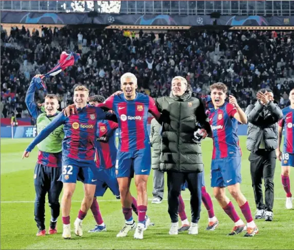  ?? ?? Los jugadores del Barcelona celebraron el pase a cuartos de final aplaudiend­o a la grada de Montjuïc.