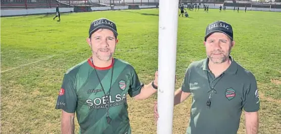  ?? (FACUNDO LUQUE) ?? Hombres de fútbol. Jugador, entrenador, mánager. Todo eso hicieron Rodolfo y Diego Graieb. Hoy trabajan en Argentino Peñarol.