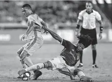  ?? Godofredo A Vásquez / Staff photograph­er ?? Dynamo forward Mauro Manotas, left, gets past Colorado’s Lalas Abubakar during the first half at BBVA Stadium.