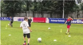  ?? BILDER: SN/NMC/ADI ASCHAUER ?? Spaß ist bei der „Soccer Academy“, die 2015 auf der neuen Sportanlag­e des FC Hallein stattfinde­t, wieder garantiert.