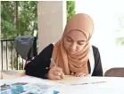  ?? JOE RONDONE/USA TODAY NETWORK ?? Haneen Jaber, who will turn 18 in October, fills out a voter registrati­on form during an event run as a part of National Muslim Voter Registrati­on Day in Memphis, Tenn.