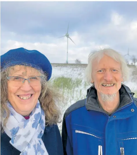  ?? FOTO: KATHARINA DE MOS ?? Christine und Georg Högner sind Pioniere der Energiewen­de. In einem kleinen Ort in der Eifel bauten sie vor 30 Jahren einen der ersten Windparks Europas. Noch immer dreht sich ihre Anlage Nummer 1.