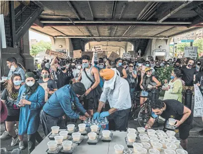  ?? RYAN CHRISTOPHE­R JONES THE NEW YORK TIMES ?? The Sikh Center of New York distribute­s meals to those protesting the killing of George Floyd and other Black Americans on June 4.