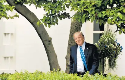 ??  ?? Donald Trump llega a una reunión con banqueros, ayer en el Jardín Kennedy en la Casa Blanca.