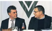  ?? FOTO : WIECHMANN ?? Dieter Hecking (l.) und Max Eberl auf der Jahreshaup­tversammlu­ng des Gladbacher Fußballklu­bs 2018.
