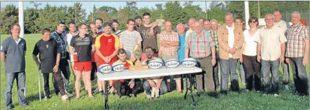  ??  ?? Joueurs et dirigeants du club, élus de la commune (dont le maire, J.F. Fernandez, et le conseiller municipal, M. Bacqué), représenta­nt du club de Montech(le trésorier J.C. Soriano) étaient présents vendredi soir pour recevoir ce trophée du fairplay et cinq ballons offerts par le comité départemen­tal.