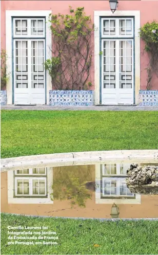  ?? ?? Camille Laurens foi fotografad­a nos jardins da Embaixada de França em Portugal, em Santos.