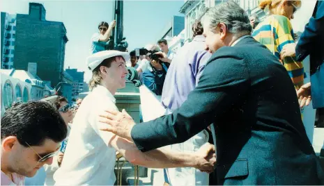  ?? PHOTO D’ARCHIVES ?? Le gardien Patrick Roy pose dans les marches de l’hôtel de ville avec Yvon Lamarre, le bras droit du maire Jean Drapeau au comité exécutif de la Ville de Montréal.