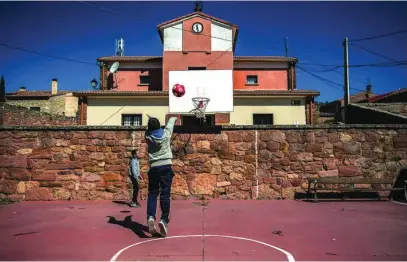  ?? ALBERTO R. ROLDÁN ?? Un niño juega al baloncesto en Iniestola (Guadalajar­a)