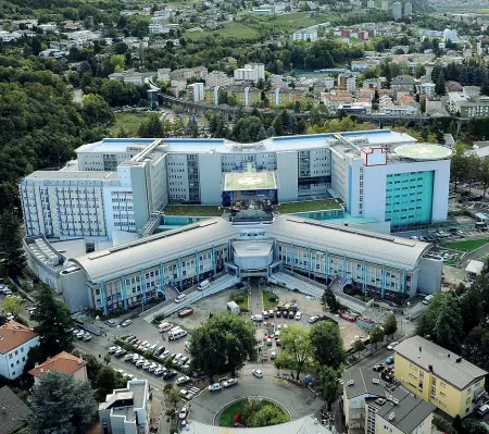  ??  ?? Adeguament­o L’ospedale Santa Chiara è oggetto di vari interventi, in attesa del nuovo Polo ospedalier­o trentino (Foto Rensi)