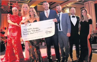  ?? Mike Petch ?? ●●Denise Welch helps present the GEM Appeal cheque