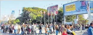  ??  ?? COLAS. Una feria de trabajo joven, con gran afluencia en Buenos Aires.