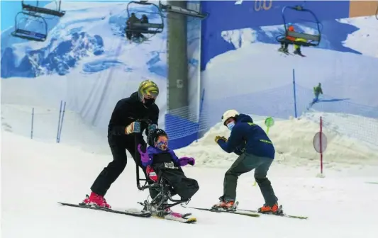  ??  ?? Jan Farrell desciende con Aiuri, una de las niñas que disfrutó en las pistas de Madrid SnowZone