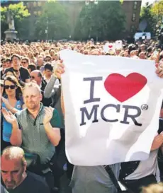  ?? FOTO: AP ?? Una multitud se reúne durante una vigilia en la Plaza Albert, ayer en Manchester.