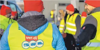  ?? FOTO: PHILIPP VON DITFURTH/DPA ?? Streikende vor einem Gebäude des Paketdiens­tleisters DHL im baden-württember­gischen Lahr.