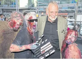  ?? Darren Calabrese/ap ?? Romero, en 2009, con fans de sus zombis