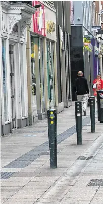  ?? PHOTO:GARETH CHANEY/COLLINS ?? Caution: Shoppers wearing facemasks on Grafton Street, Dublin yesterday as lockdown restrictio­ns ease