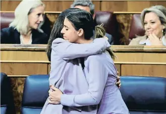  ?? ?? Irene Montero recibe el abrazo de Ione Belarra el jueves en el Congreso