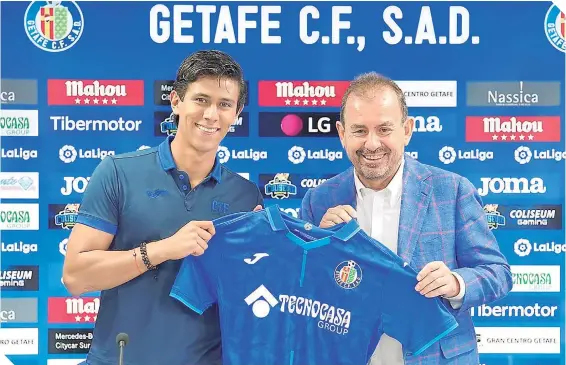  ??  ?? El goleador mexicano se mostró muy contento durante su presentaci­ón como elemento del Getafe.