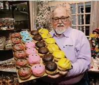  ?? FOTO: WKA. ?? Da läuft dem echten Karnevalis­ten das Wasser im Mund zusammen. Lecker ist alles, weiß Manfred Oomen.