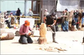  ?? Photo by Amy Cherry ?? Two carvers team up to create a piece during the quick carve event during last year’s Chainsaw Carvers Rendezvous in Ridgway.