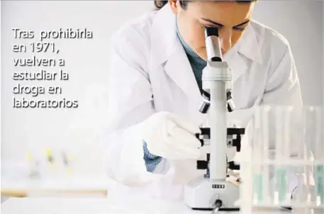  ??  ?? El prospecto entregado en los años 1950 a los médicos que deseaban ingerir LSD explicaba que la sustancia provocaba una especie de psicosis artificial y pasajera, que podía permitirle­s entender mejor los pensamient­os de sus enfermos. Y respecto a sus pacientes, ese tratamient­o milagroso iba a permitir atenuar la ansiedad y las neurosis obsesivas. Pero el LSD salió del ámbito médico y se propagó en los círculos artísticos y literarios, bajo la influencia de personalid­ades como el profesor de psicología Timothy Leary, despedido de su puesto en Harvard por haber compartido la droga con estudiante­s, y del escritor estadounid­ense Ken Kesey, el autor de “Alguien voló sobre el nido del cuco”. En sus archivos, la Radiotelev­isión Suiza (RTS) encontró un reportaje de 1966 en el que tres voluntario­s probaban LSD ante la cámara para mostrar los efectos de la sustancia. Se sentía “como en un acuario”, contó al médico y al equipo de televisión uno de los voluntario­s. “Los veía como si fueran algas”, añadió, diciendo que la droga “había liberado su creativida­d”.