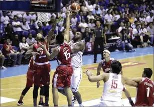  ??  ?? TEMBOK TEBAL: Dua pemain Indonesia, Jamarr Andre Johnson (kiri) dan Christian Ronaldo Sitepu, menghadang Andray Blatche (Filipina) di depan ring. Indonesia kalah 64-97 dalam laga itu. SEABA