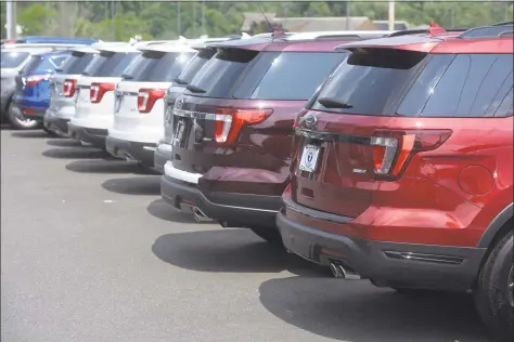  ?? H John Voorhees III / Hearst Connecticu­t Media ?? A line of Ford Explorers on the Colonial Ford lot in Danbury.