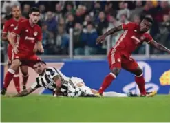  ??  ?? TURIN: Juventus’ midfielder from Italy Stefano Sturaro (C) fights for the ball with Olympiacos’ Nigerian Defender Emmanuel Emenike (R) during the UEFA Champion’s League Group D football match Juventus vs Olympiacos yesterday at the Juventus stadium in...