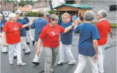  ??  ?? Auch die Senioren-Tanzgruppe unterhält das Publikum mit ihrer Darbietung.