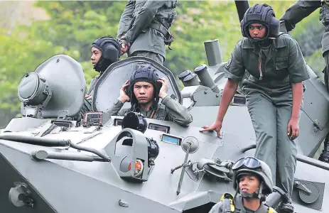  ?? FOTO: AP ?? Militares conocen detalles de los ejercicios militares que se preparan en respuesta a EE UU, pese a que este descartó una incursión.