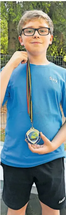  ?? ?? Stolz präsentier­t der neue Weltmeiste­r Sky Joèl Kaspar (12) seine Medaille.