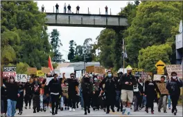  ?? SHMUEL THALER — SANTA CRUZ SENTINEL ?? Hundreds of Bl,ck Li0es M,tter protesters fill C,pitol, A0enue ,s they m,rch to the C,pitol, Espl,n,de on bednesd,y.