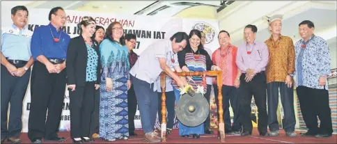  ??  ?? Anyi beats the gong to mark the of cial opening of Miri Division’s ‘Agropreneu­rs Sales Carnival 2017’ at Imperial City Mall. The MP is  anked by Elizabeth on his left and Magdalene.