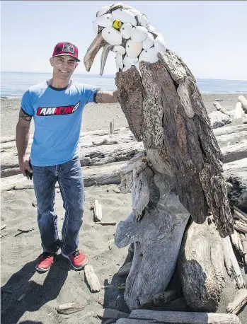  ?? DARREN STONE/TIMES COLONIST ?? Paul Lewis displays one of his creations at Esquimalt Lagoon: a driftwood bald eagle.