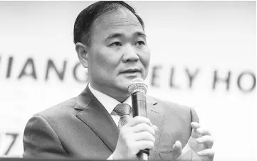  ??  ?? Billionair­e Shufu, founder and chairman of Zhejiang Geely Holding, speaks during a news conference in Kuala Lumpur on June 23.