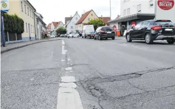  ?? FOTO: SIMON SCHNEIDER ?? Risse, tiefe Rillen und Unebenheit­en: die Fahrbahn der Ortsdurchf­ahrt muss erneuert werden.