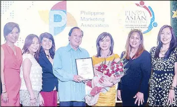  ??  ?? (From left) Agora Awards director Alpha Allanigui, Philippine Marketing Associatio­n treasurer (PMA) Cristy Oreta, director-incharge for meetings and attendance Germaine Reyes, president Henry Tenedero, Belo Medical Group founder and medical director...