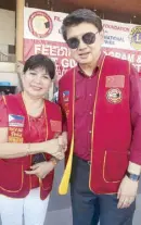  ??  ?? Filipino-Chino Friendly Foundation Inc. program and giftgiving project coordinato­r and Lions Clubs Internatio­nal of the Philippine­s District 301-A2 past district governor Procesa Peña with Henry Lim Bon Liong