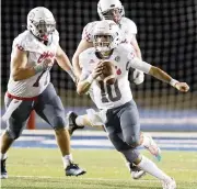  ?? ANDREW ULOZA FOR THE MIAMI HERALD ?? Cardinal Gibbons quarterbac­k Dylan Rizk completed 24 of 33 passes for 255 yards and one touchdown.
