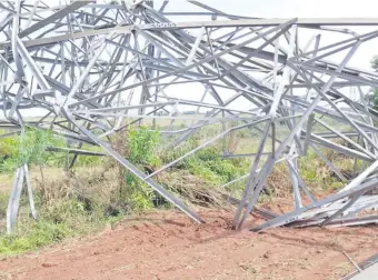  ?? ?? La destrucció­n de la torre fue total diría cualquier observador. La pregunta es si las mismas fueron diseñadas para soportar vientos con velocidade­s inferiores a 120 km/hora o qué pasó.