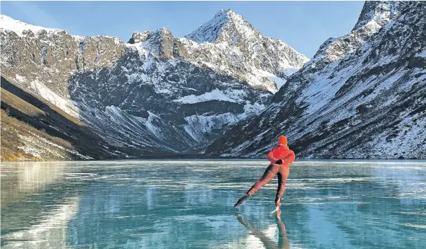  ?? PHOTOS BY PAXSON WOELBER VIA THE NEW YORK TIMES ?? ABOVE: Laura Kottlowski goes Nordic skating on a frozen lake south of Anchorage, Alaska. Nordic skates are designed for distance, and their longer, faster blades can tolerate natural ice conditions. BELOW: Elaine Glusac enjoys the ice on Portage Lake with Paxson Woelber’s Samoyed dog, Taiga. “Indoor rinks have the ambience of a Costco,” Woelber says.