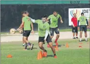  ??  ?? Dos yucatecos en las imágenes que acompañan la nota. Arriba, el mediocampi­sta Eduardo Fernández, en un entrenamie­nto de la temporada que terminó la temporada pasada, y en la que no tuvo mucha continuida­d. A la izquierda, el delantero Ulices Briceño...