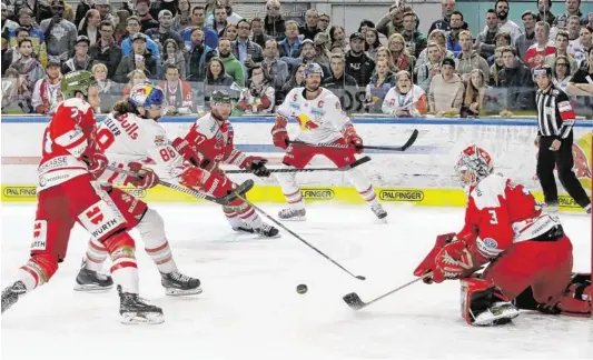  ?? BILD: SN/GEPA PICTURES ?? Die Vorentsche­idung: Mueller (Mitte) nimmt Egger den Puck ab und trifft zum 1:0.